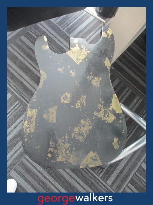 Side table – Guitar shaped – Black/gold – Pedestal base – PR7031