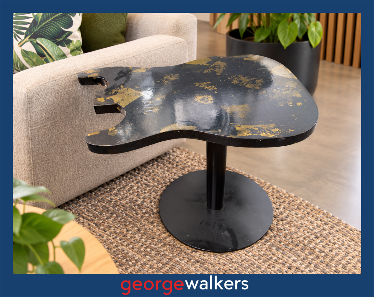 Side table – Guitar shaped – Black/gold – Pedestal base – PR7031
