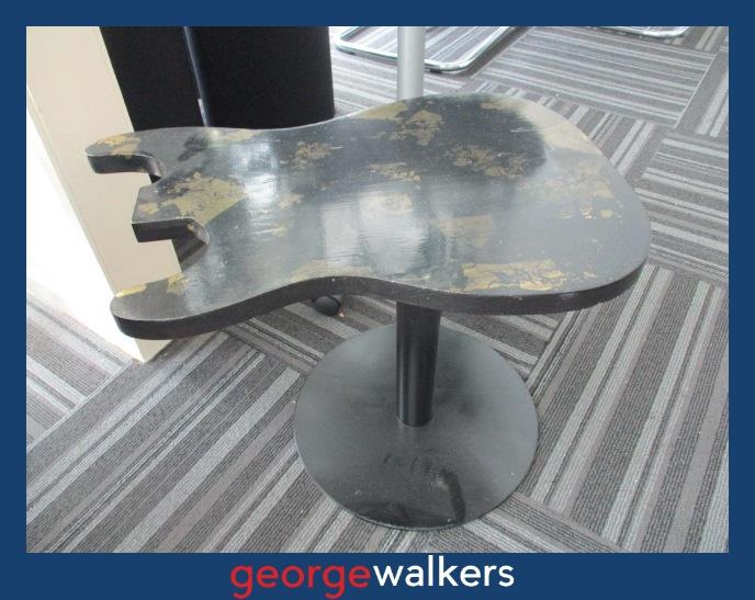 Side table – Guitar shaped – Black/gold – Pedestal base – PR7031