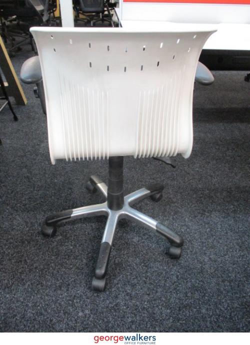 Chair - Meeting Room Chair - Countoured Back - White
